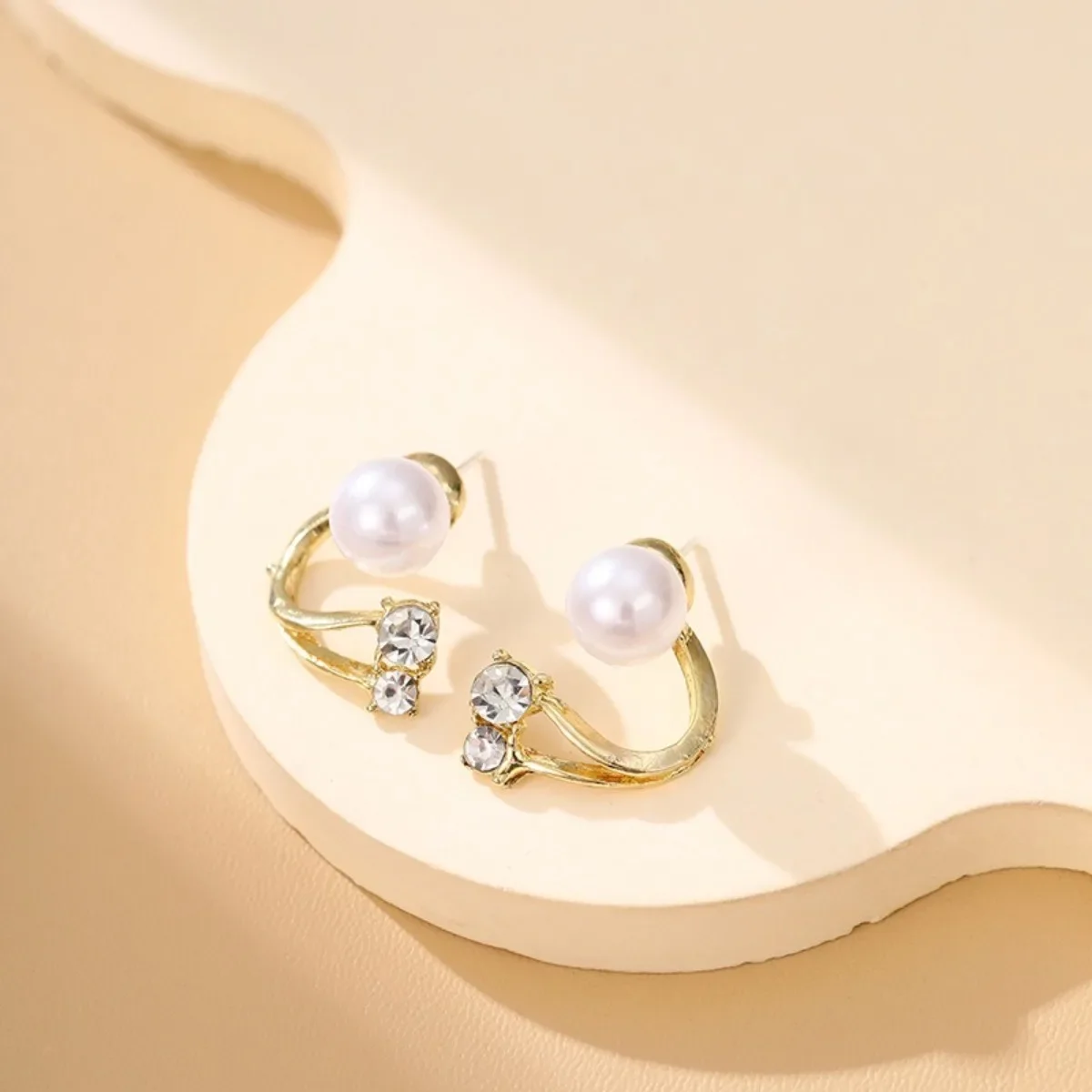 1 Pair Imitation Pearl Geometric Metal Earrings Simple Style Elegant Glass Rhinestone Golden Alloy Women's Fashion Jewelry 1 Pair Imitation Pearl Geometric Metal Earrings Simple Style Elegant Glass Rhinestone Golden Alloy Women's Fashion Jewelry