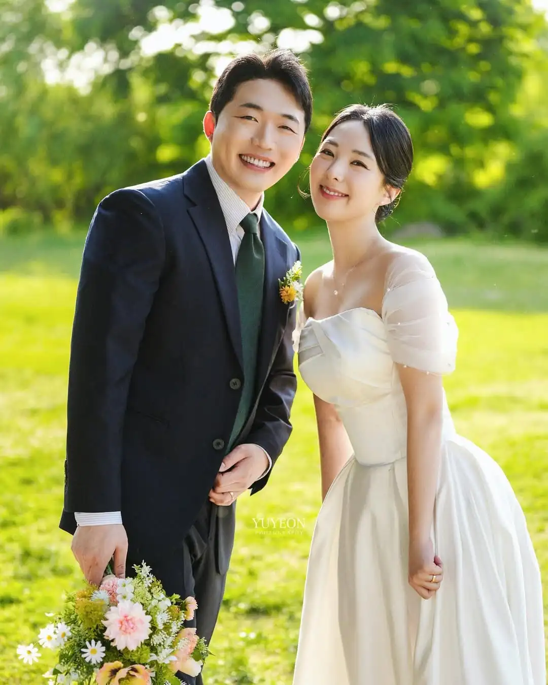 Giyu Simple Off the Shoulder Wedding Dresses A-Line Soft Satin Bridal Gown Floor-Length Korea Photoshoot Pearl Sleeve Customized