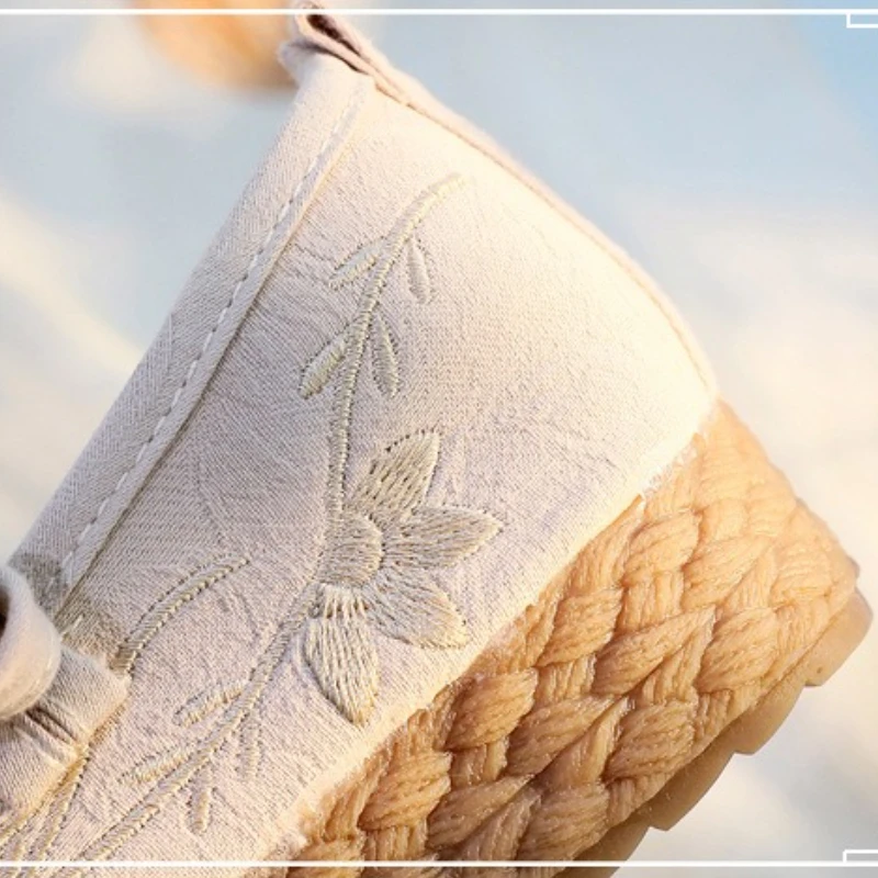 2025 New Women's Vintage Embroidered Flats Chinese Ethnic Style Ladies Fashion Hanfu Shoes Chic Elegant Women Causal Cloth Shoes