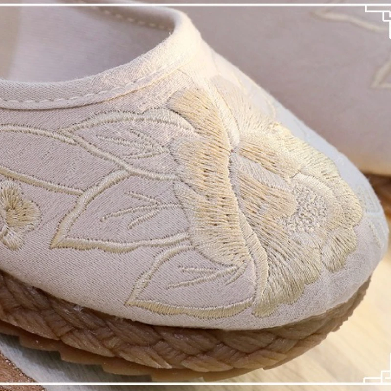 2025 New Women's Vintage Embroidered Flats Chinese Ethnic Style Ladies Fashion Hanfu Shoes Chic Elegant Women Causal Cloth Shoes