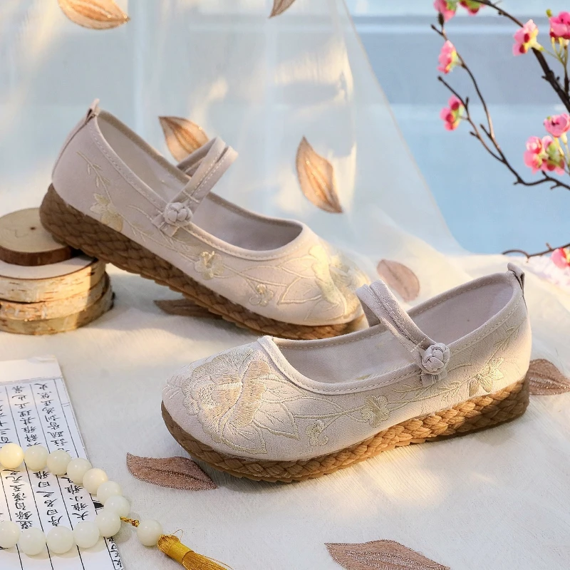 2025 New Women's Vintage Embroidered Flats Chinese Ethnic Style Ladies Fashion Hanfu Shoes Chic Elegant Women Causal Cloth Shoes