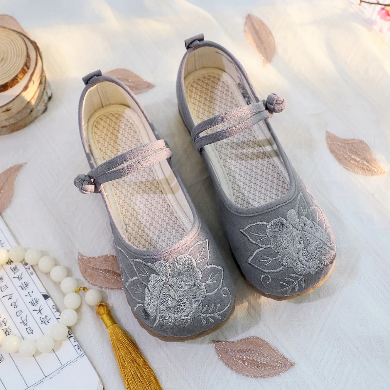 2025 New Women's Vintage Embroidered Flats Chinese Ethnic Style Ladies Fashion Hanfu Shoes Chic Elegant Women Causal Cloth Shoes