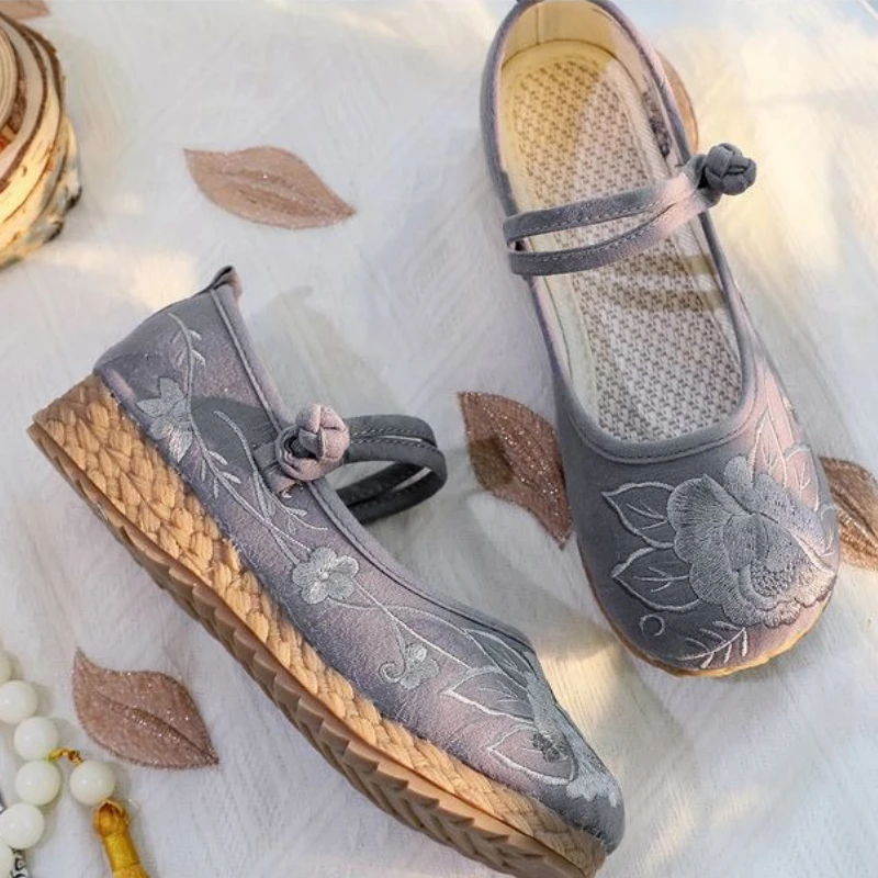 2025 New Women's Vintage Embroidered Flats Chinese Ethnic Style Ladies Fashion Hanfu Shoes Chic Elegant Women Causal Cloth Shoes