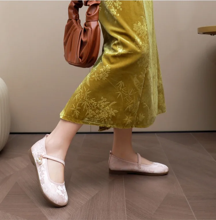 Women Chinese Style Old Beijing Cloth Shoes Pearl Buckle Elegant Comfortable Soft Bottom Shoes for Summer Flat Mary Jane Shoes