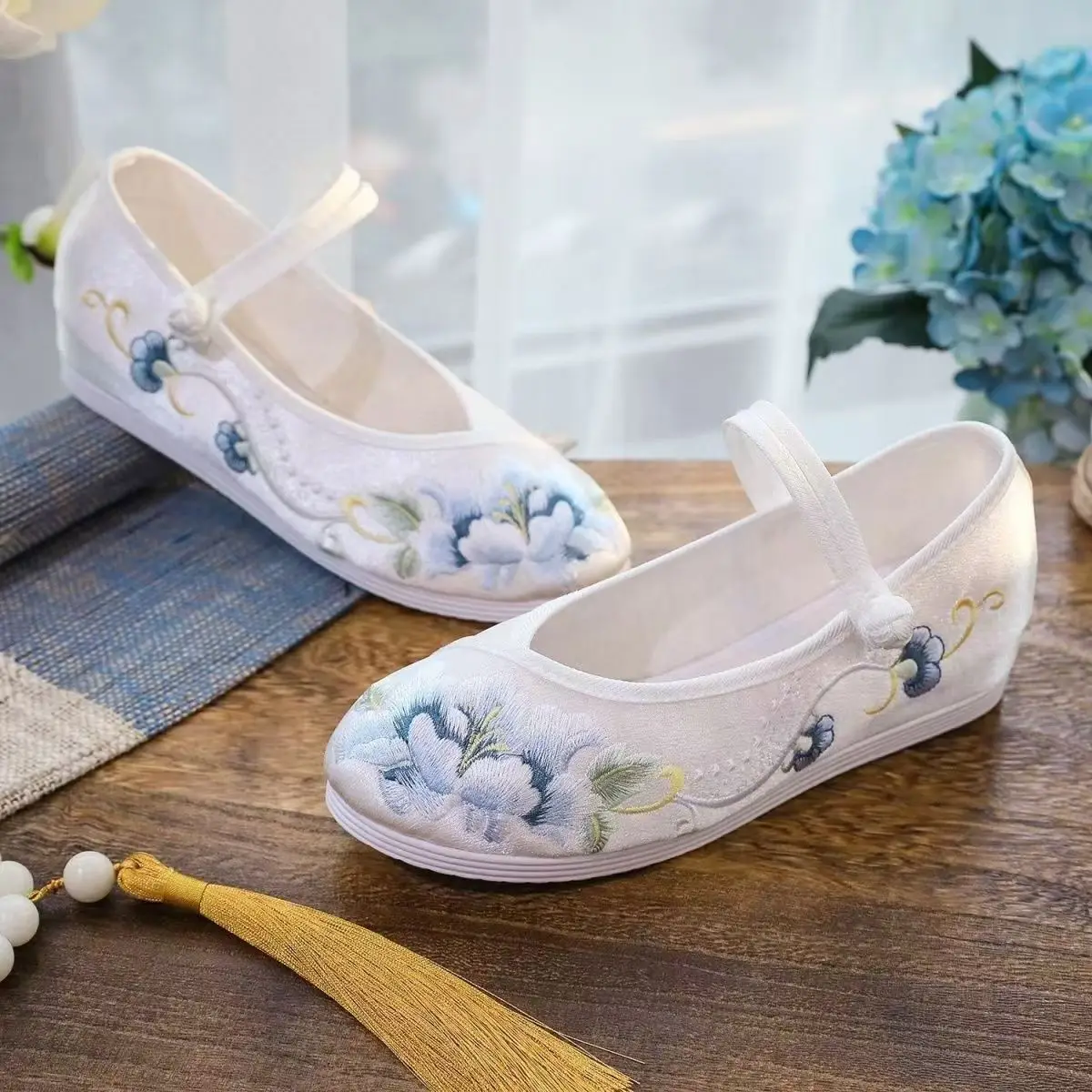 2024 New Women's Chinese Traditional Flat Sole Embroidered Shoes Soft Sole Round Toe Mary Jane Shoes Ethnic Style Hanfu Shoes