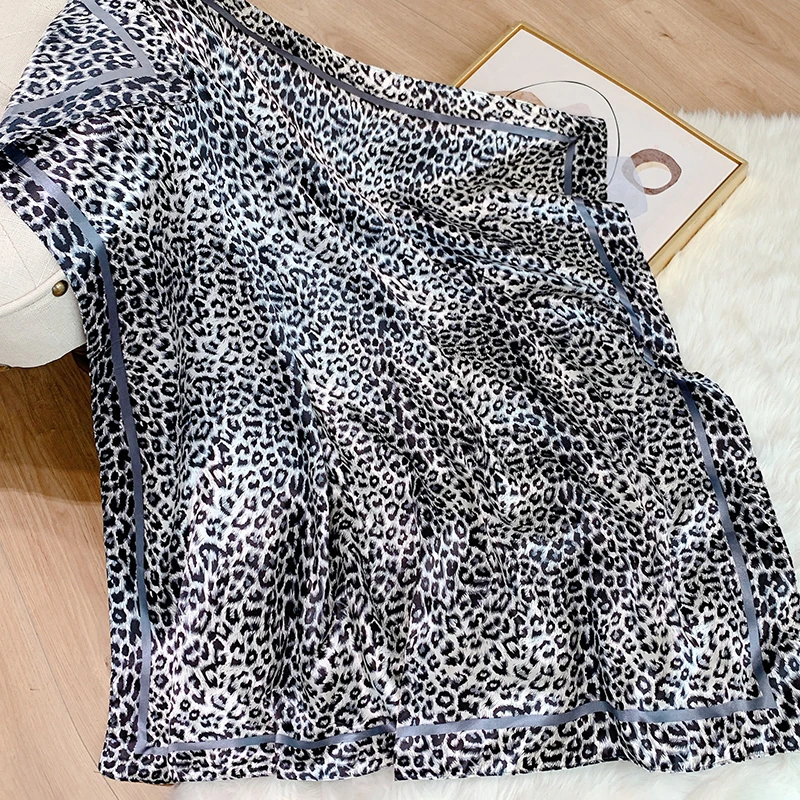 Popular Shawls Europe And America Fashion Bandannas Wild leopard print Sunscreen 90X90CM Bandanna Luxury Square Silk Scarves